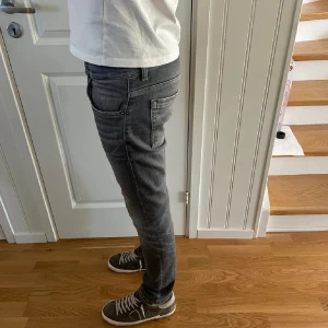 Dondup jeans - Säljer mina dondup jeans i modellen George och storleken 29. Riktig go färg, kontakta mig om du har några frågor😁😁