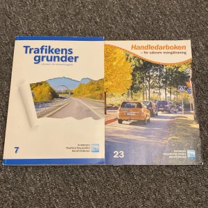 Trafikens grunder & Handledarboken - Två böcker för körkortsteori: 'Trafikens grunder' (grundbok för körkortstagare) och 'Handledarboken' (för privat övningskörning). Båda har färgbilder på framsidan med väg och bilar, och är utgivna av STR. 😊Trafikens grunder= 100kr. Handledarboken=50kr. 