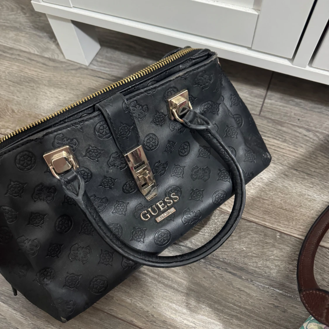Svart handväska från Guess - 1