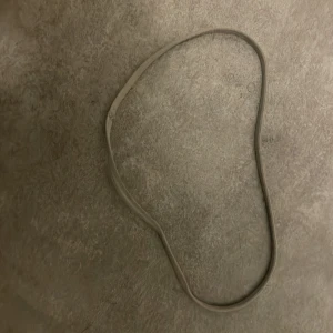 Grått huvud bälte från Nike - Säljer ett smalt grått huvud bälte från Nike med klassisk design och diskret logga. Perfekt för dig som spelar sporter eller inte . Du kan har den när ditt hår stör dig. Den kan vara hur lång som hels. Den kostar 99kr jag säljer för 60kr