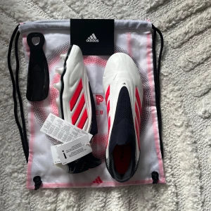 Adidas Copa Pure Elite III Laceless  - Adidas Copa Pure Elite III Laceless FG Pure Victory i storlek 43 1/3. Helt nya i originalkartong. 