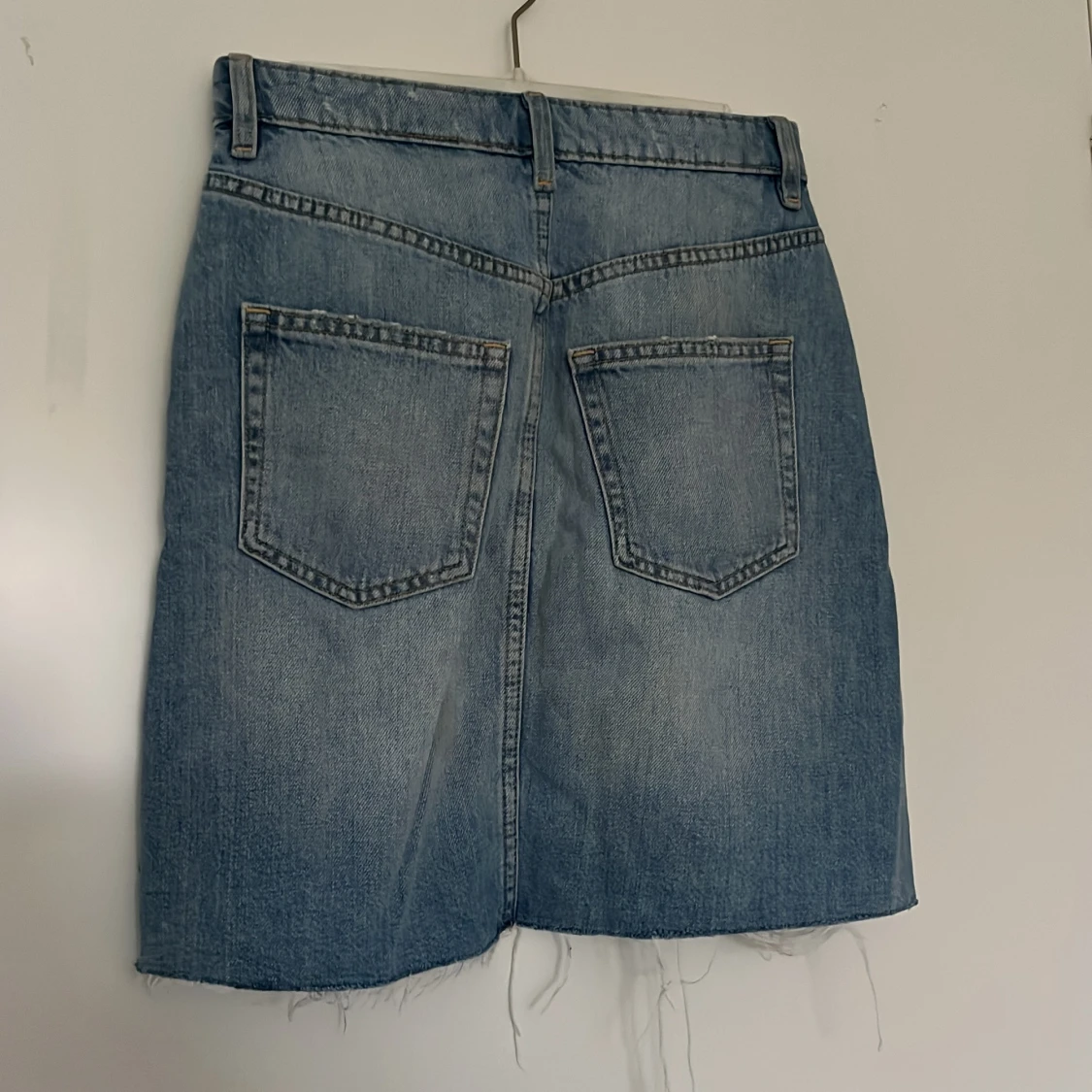 Blå jeanskjol med slitningar från H&M Divided - 1