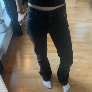 Svart/grå LTB jeans - Säljer ett par svarta jeans med medelhög midja