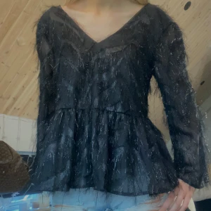 Topp/blus - Säljer en svart blus med glittriga detaljer och v-ringning, bara använd en gång!💗