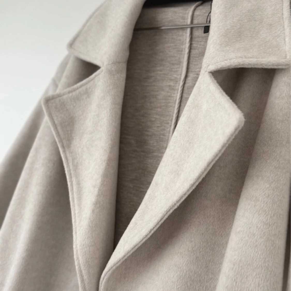 Beige kappa med bälte från Amisu - 3