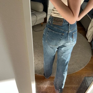 Blå Vintage jeans Crocker - Klassiska blå vintage jeans med raka ben och hög midja. Snygg tvättad denim med vintagekänsla och diskreta slitningar för en cool look. Små färgfläckar på vissa ställen. Jeansen påminner väldigt mycket om Levis 501, skulle säga att det i princip är samma modell. Uppskattad storlek är S och jag är 167cm lång. Använda men är i bra vintage skick.