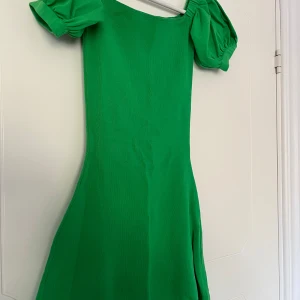 Mini klänning - Mini klänning från zara i strech. Finns inte kvar i sortimentet. Klänningen går även att bära som en off shoulder.