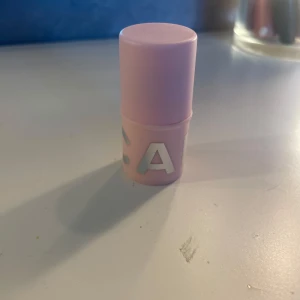 Care Cosmetics stick i färgen Dusty Rose - Krämigt sminkstick i en mjuk rosa nyans, perfekt för kinder eller läppar. Kommer i en söt, ljusrosa hylsa med vridfunktion. Färgen heter Dusty Rose och ger en naturlig, fräsch look. Enkel att applicera och smidig att ta med i väskan. Endast testad