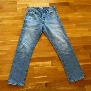 Blå raka jeans från Jack & Jones - Klassiska blå jeans från Levi's med rak passform och fem fickor. Jeansen har normal midja och stängs med dragkedja och knapp. Perfekta för en avslappnad stil och passar till det mesta.