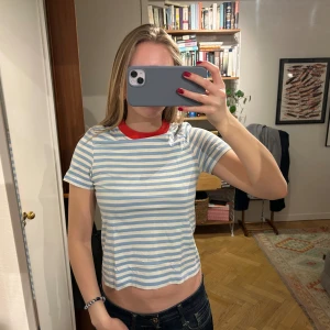 Randig T-shirt från cos - En supergullig randig T-shirt från cos! Väldigt somrig och fin. Använd men inga trcken på slitage!