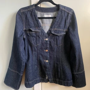 Jeansjacka - Skit snygg figursydd jeans jacka från Gina Tricot. Slutsåld!!! Använd 3 ggr