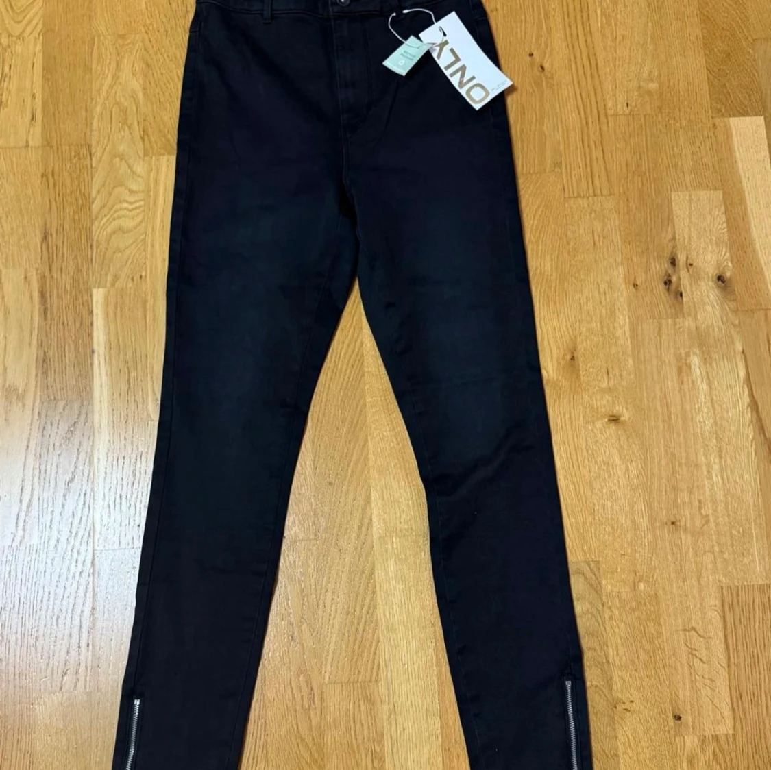 Svarta skinny jeans från ONLY med dragkedja