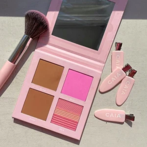 CAIA Face Palette Jasmin - Säljer en CAIA Face Palette Jasmin med två bronzers och två blush i olika nyanser. Som inte längre finns kvar i sortimentet. Det är en color coreckting blush som för mig funkar superbra. Paletten har en stor spegel och kommer i en söt rosa förpackning. Perfekt för att skapa en fräsch look. Paletten är andvänd några gånger men är i super bra skick. Hör av dig vid frågor. Köpt för 400 kr säljer för 195