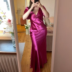 Långklänning i satin från Little Mistress - Säljer en rosa långklänning i glansig satin. Endast använd en gång. Perfekt för bal eller festliga tillfällen. Köpt för 800kr, säljer för 400kr💗