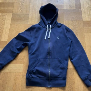 Marinblå hoodie från Polo Ralph Lauren - Ralph lauren zip , storlek S. Bra skick! Nypris 1400 , mitt pris 449