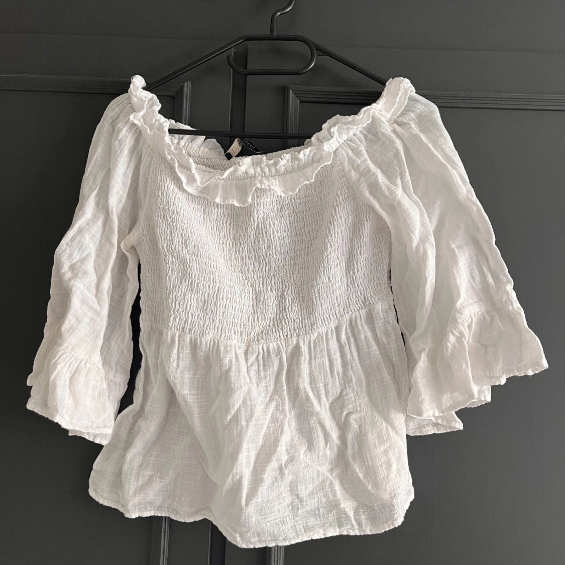 Vit offshoulder blus med volang