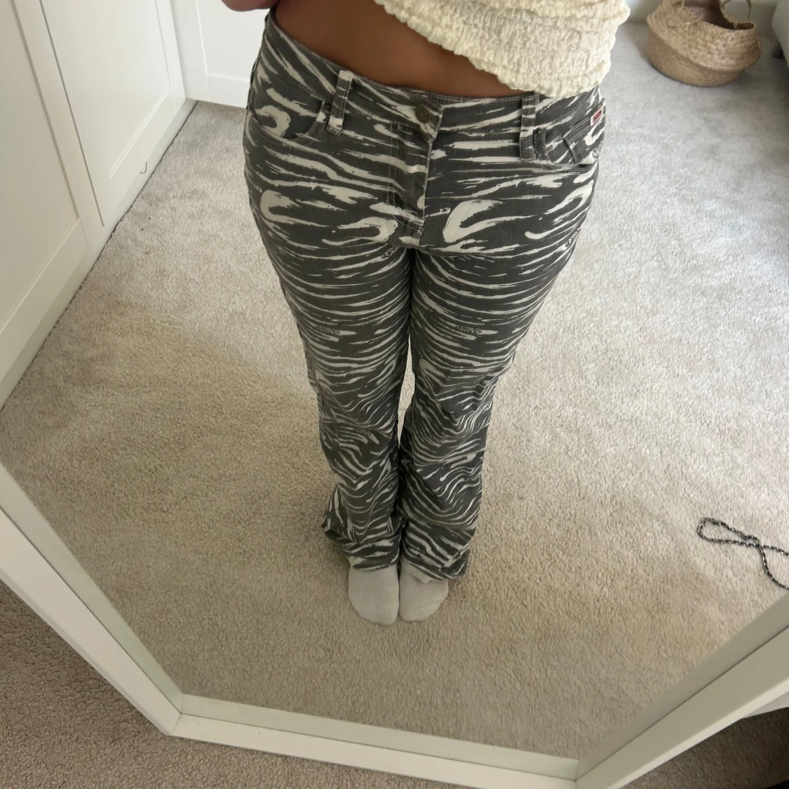 Grå och vita zebra-mönstrade jeans från Guess - 1