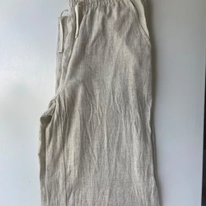 Linnebyxor från Grunt - Säljer mina Ljusbeiga byxor i linnemix från Grunt. De är i storlek 170-176 och de passar även dig som har small. I midjan finns resor och snörning och de har även fickor. De är endast använda en gång men passar tyvärr inte längre. Skick 10/10 samt otroligt sköna och stilrena. Skriv vid frågor eller funderingar. 