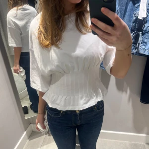 Vit topp - Säljer denna super fina tröja/blus i mycket bra skick🫶