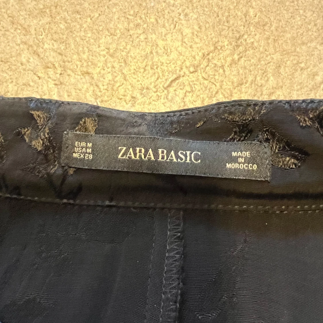 Svart kavaj med lång baksida med blommigt mönster från Zara Basic - 2