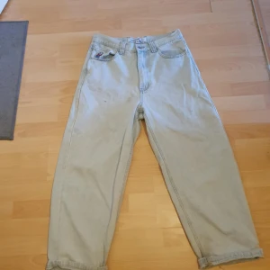 Ljusblå jeansbyxor från Big Boy - Baggy ljusblå jeansbyxor från Big Boy med klassisk femficksdesign och bred passform. Jeansen har normal midja och raka ben, perfekta för en avslappnad streetstil. Tydliga sömmar och etikett bak i midjan.