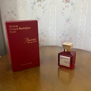 Baccarat Rouge 540 Extrait de Parfum från Maison Francis Kurkdjian - Lyxig parfym i en elegant röd glasflaska med guldfärgad fyrkantig kork. Kommer med matchande röd kartong. Doften är känd för sin exklusivitet och intensitet, perfekt för dig som vill sticka ut.