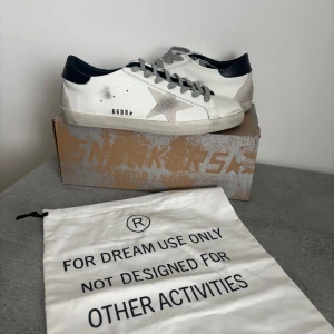 Golden Goose Skor - Säljer nu mina golden goose då de var för små, kommer med allt original, använda 1-2 gånge dvs ny! Storlek 43. Extremt efterfraktade och svåra att finna i denna färg samt skick. Perfekta för våren & sommaren☀️Skriv vid intresse!!