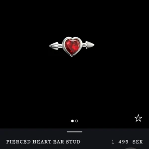 Maria Nilsdotter örhänge  - Piercad örhänge med hjärta och pil från Maria Nilsdotter. 