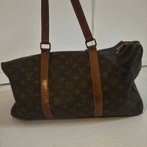 Travel bag Lv pris kan diskuteras - Intresse koll på denna travel/weekend väskan från Louis Vuitton, vintage som ni ser på skicket men väldigt fin, pris kan diskuteras i och med skadan men lätt fixat hos en skomakare 