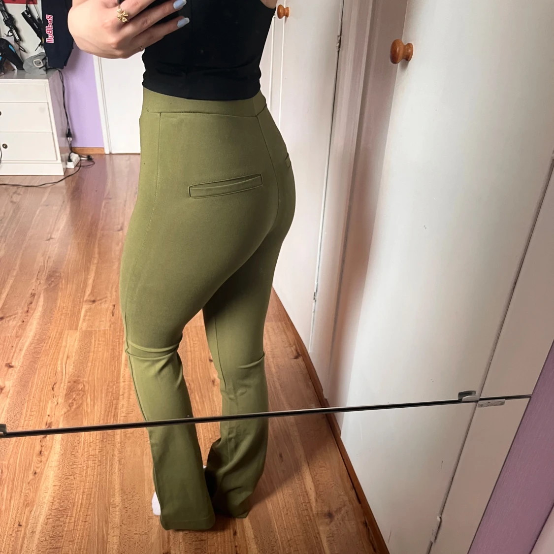 Olivgröna byxor från Lindex - 1
