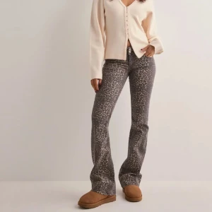 Leopardmönstrade jeans - Säljer dessa super snygga och trendiga leopardmönstrade jeans från Nelly. Säljer på grund av att de inte kommer till användning längre. Kom privat vid intresse💕