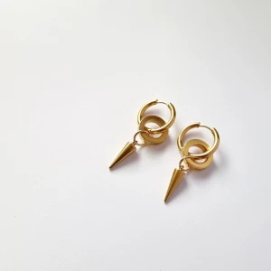 Örhängen  - Handgjorda örhängen●Följ :@ekjewelryofficial🤲 ● 💎Material- 100% rostfritt stål ●Örhängeskrokar -silver. Nickel fri. Vattentåliga, ändrar inte färgen