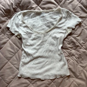 vit Brandy Melville tröja  - En vit tröja från brandy melville, den har använts men inget större tecken på användning. Det är onsize 🥰