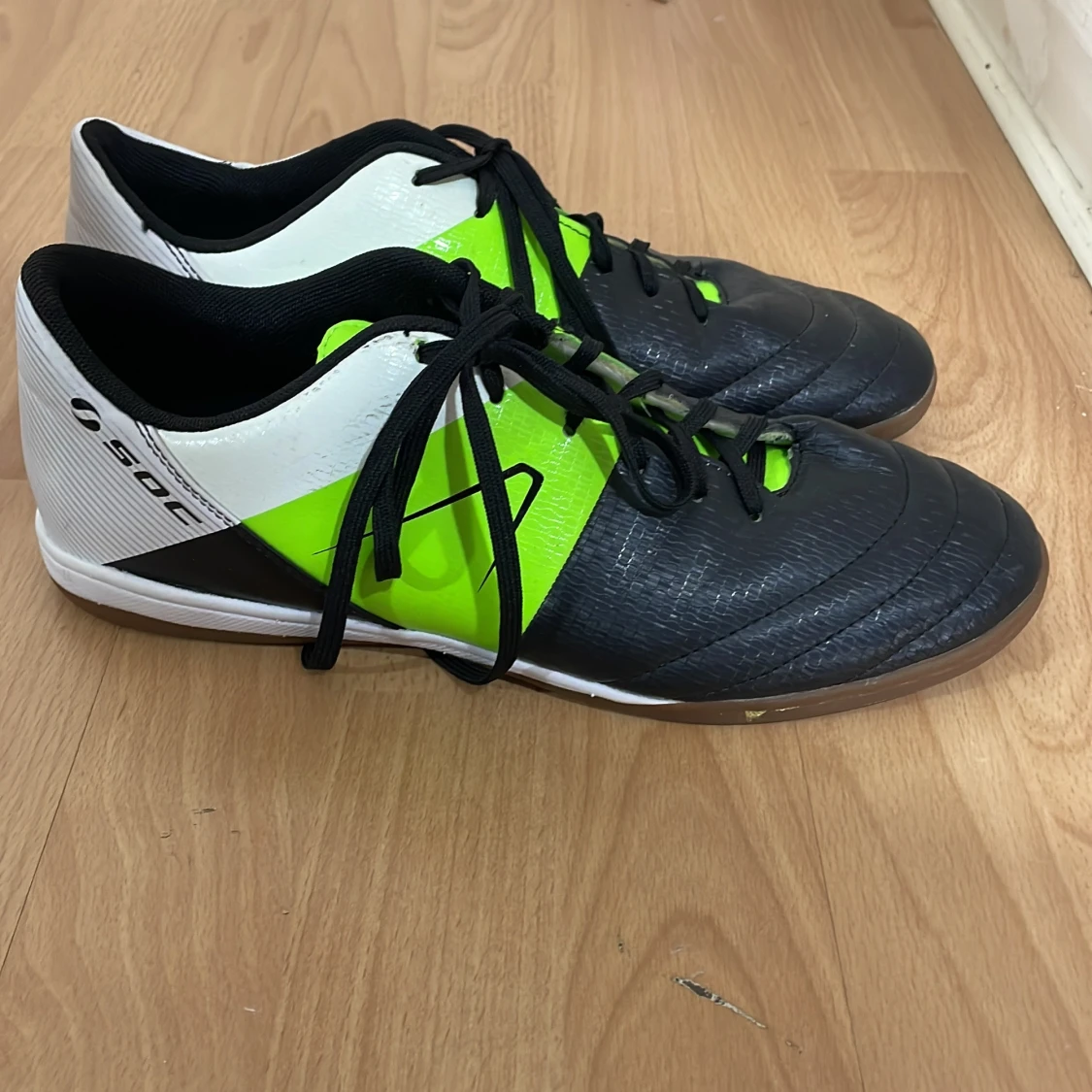 Säljer inomhusfotbollsskor från SOC