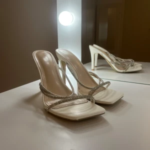 Vita klackarskor  - Vita klackar från Shein. Säljer då de ej kommer till användning. Endast använda några få gånger. Tecken på användning finns på undersidan! 