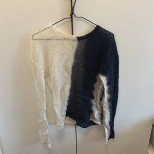 Weekday tröja  - Säljer den a slutsålda tröjan från weekday som jag ändats använt en gång. Därmed är tröjan i nyskick, nypris 480! !bilderna är lånade! Fråga bara om fler bilder😊