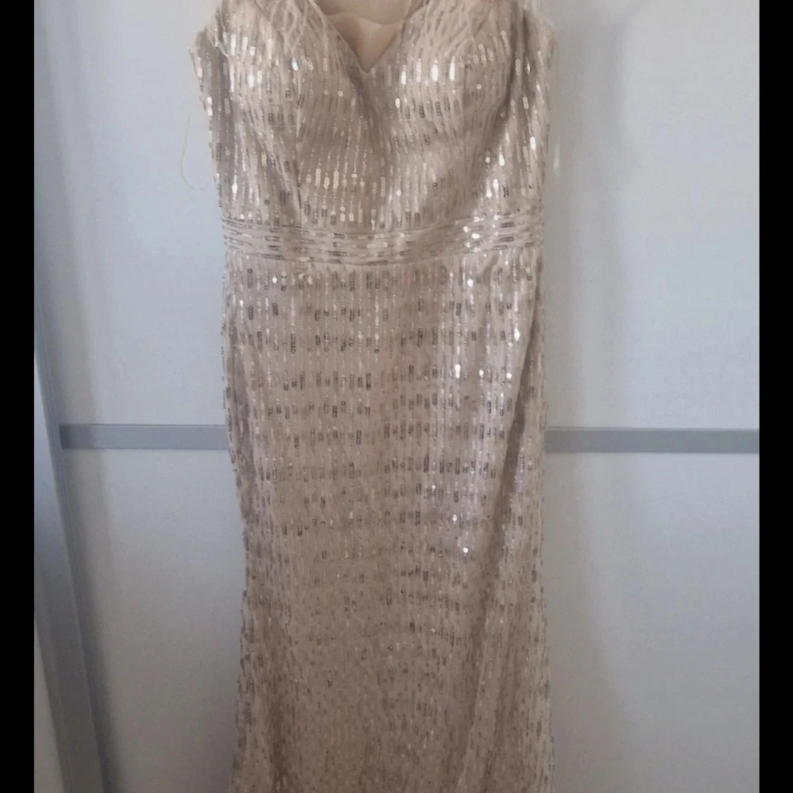 Champagnefärgad långklänning med paljetter och fjädrar - 1