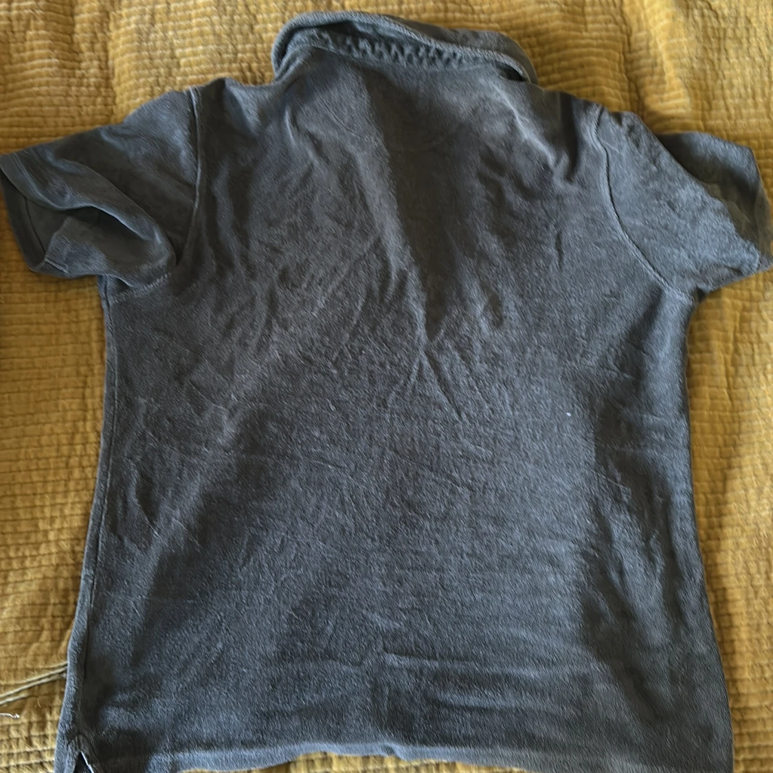 Olivgrön frotté t-shirt med krage från Karl D  - 2