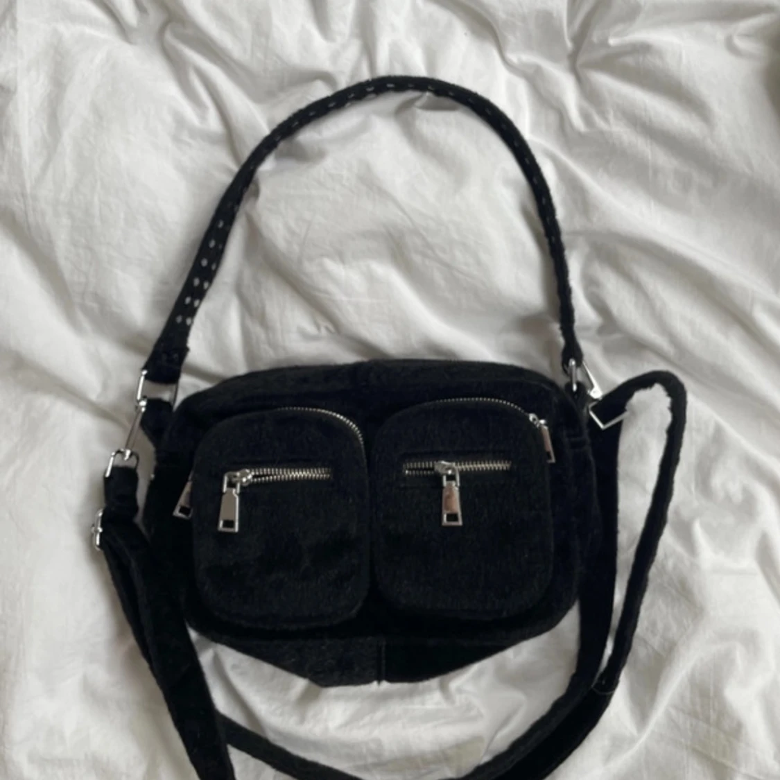 Svart axelväska från Noella - 1