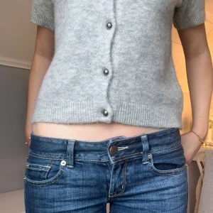 Low waist jeans  - Säljer ett par skit snygga low waist jeans från American eagle. Jeansen har super låg midja med coola fickor.😍 Tyvärr har jeansen defekt vid gylfen, något som är enkelt att fixa. Samt ett hål nere vid benet där jag sprättat upp jeansen. Finns små defekter som på båda bakre benen. Kom för fler bilder eller frågor!!😇