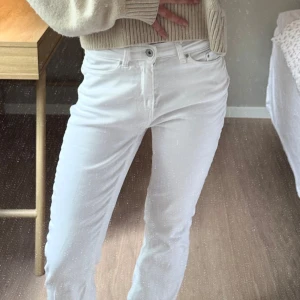 Vita utsvängda jeans - Säljer ett par vita jeans 