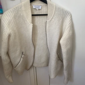 Vit stickad cardigan från & Other Stories - Säljer en krämvit stickad cardigan jacka från & Other Stories. 