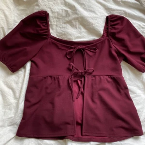 Vinröd topp - Jättefin vinröd topp från missäy. I storlek M men passar också S. I gott skick. Använd 1-2 gånger