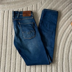 Replay Anbass Jeans - Replay Anbass Jeans storlek 31/34| skick 8/10| nypris runt 1800kr mitt pris 499kr| har du frågor är det bara att skriva!