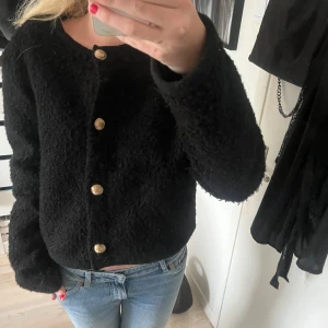 Svart kofta med guldknappar - Supersöt svart kofta med gulddetaljer!! Storlek L men passar på mig som brukar vara s/m🤍🤍🫶🫶
