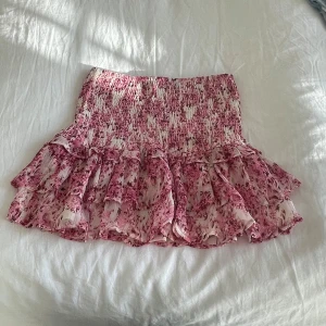 Volang kjol - Säljer denna snygga volang kjol! Inte genomskinlig, sitter bra. Och passar perfekt nu till sommarn, skriv vid frågor💕andvänt den fåtal gånger!