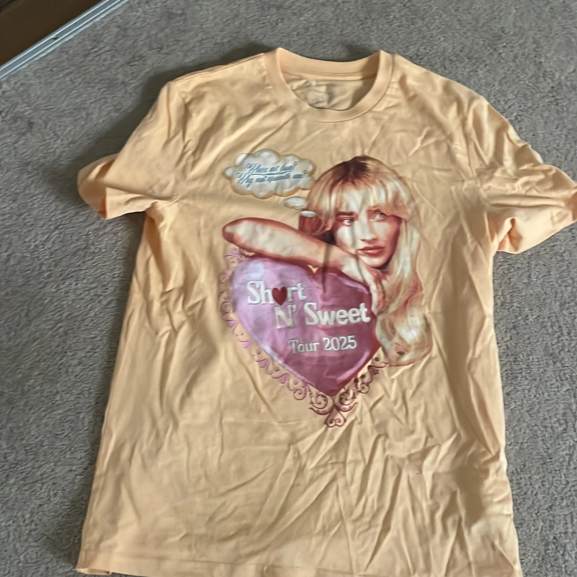 Persikofärgad t-shirt med tryck Short N' Sweet Tour 2025