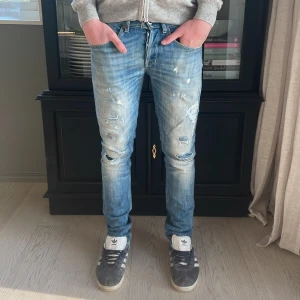 Dondup jeans - Ett par mycket snygga jeans ifrån märket Dondup i storlek 30! Jeansen är i modellen ”George” vilket är slim fit! De är använda fåtal gånger och är därför i mycket bra skick utan några större defekter! Skick: 9/10! Nypris: 3599kr! Mitt pris: 699kr! Hör av dig vid minsta lilla intresse!