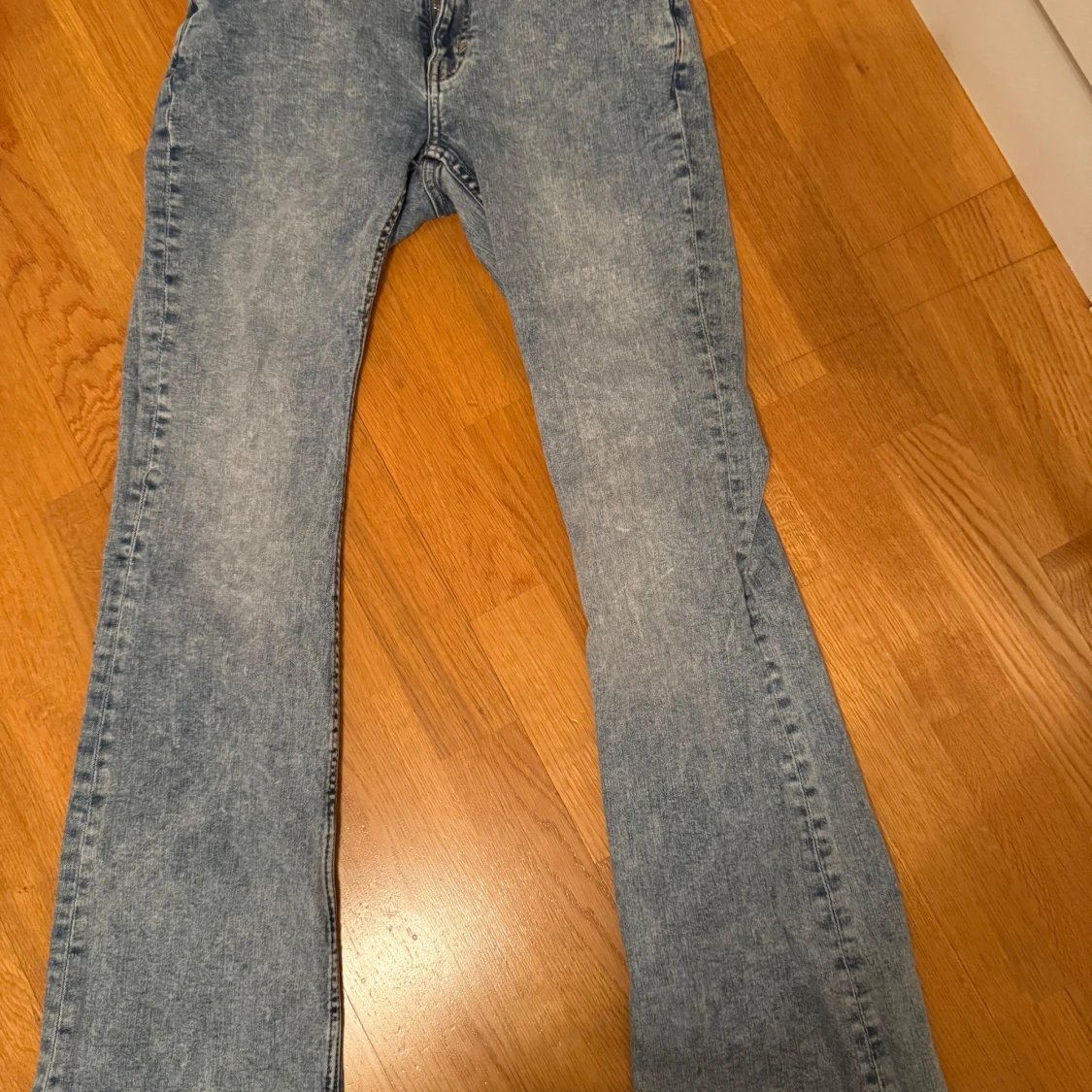 Blå bootcut jeans från Weekday - 3