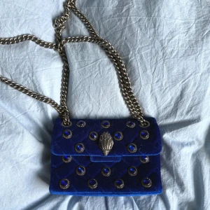 Kurt Geiger väska - Snygg blå väska i sammet från Kurt Geiger med silverfärgad kedja och blå stenar på framsidan. Perfekt för att lyfta vilken outfit som helst!💙Väskan är använd vid endast ett tillfälle så den är som ny❣️priset kan diskuteras!